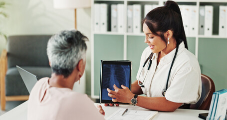 Obraz premium Medical, tablet screen or x ray with doctor and patient in office of hospital for consulting. Healthcare, radiology or results with medicine professional and mature woman in clinic for treatment