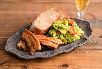 豚バラ肉のチチャロン風とワカモレ