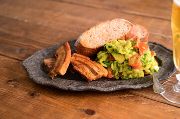 豚バラ肉のチチャロン風とワカモレ