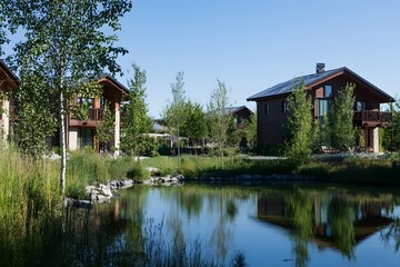 Obraz premium Lakeside cottages with nature and clear blue sky background