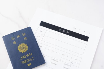 有給休暇をとって海外旅行に出発するため、勤め先の会社に休暇届を提出する
