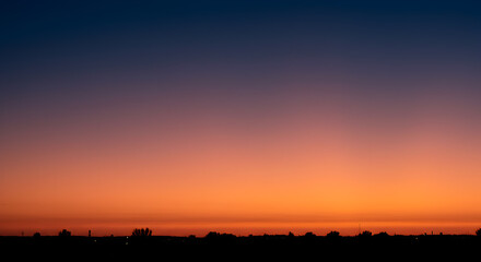 Naklejka premium Serene twilight horizon gradient in navy and coral creates a calming ambience