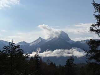 Atmosph&auml;rische Aufnahme einer Berglandschaft mit klarer Sicht, nat&uuml;rlichem Licht und markanten Felsformationen. Ideal f&uuml;r Natur-, Outdoor- oder Reise-Themen.