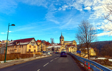 Fototapeta premium Die Route nationale 57 (N 57) bei Jougne im Département Doubs (Region Bourgogne-Franche-Comté)
