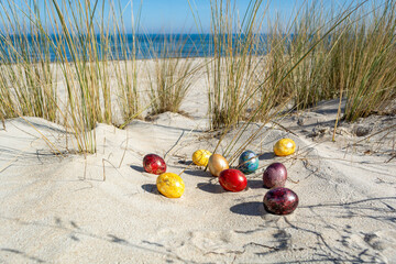 Bunte Ostereier in den Dünen, am Strand in Thiessow auf Rügen