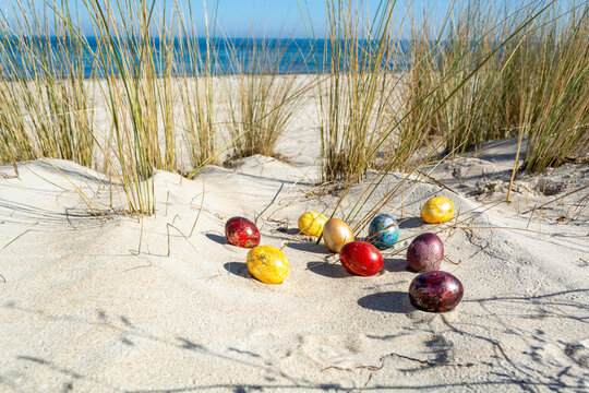 Bunte Ostereier in den D&uuml;nen, am Strand in Thiessow auf R&uuml;gen