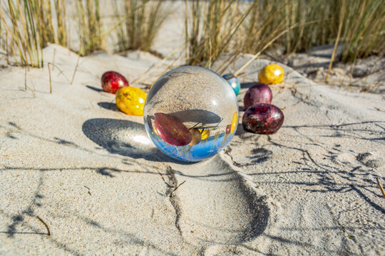 Bunte Ostereier in den D&uuml;nen, am Strand in Thiessow auf R&uuml;gen