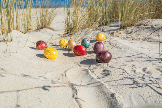 Bunte Ostereier in den D&uuml;nen, am Strand in Thiessow auf R&uuml;gen