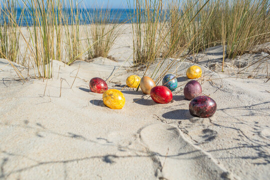 Bunte Ostereier in den D&uuml;nen, am Strand in Thiessow auf R&uuml;gen