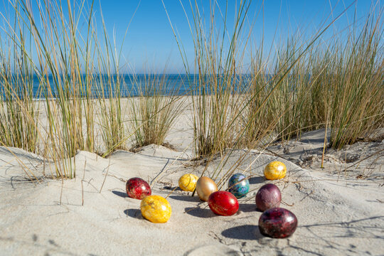 Bunte Ostereier in den D&uuml;nen, am Strand in Thiessow auf R&uuml;gen