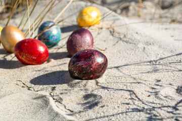 Bunte Ostereier in den Dünen, am Strand in Thiessow auf Rügen