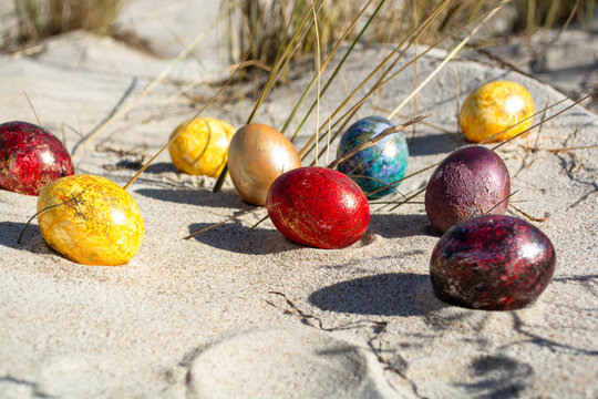 Bunte Ostereier in den D&uuml;nen, am Strand in Thiessow auf R&uuml;gen