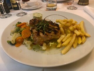 steak, pommes, restaurant, essen, mahl, fleisch, abendessen, teller, essgeschirr, feigling, gemüse, kochen, meeresfrüchte, gemüse, lunch, köstlich, gebraten, salat, sauce, restaurant, weiß, feinschmec