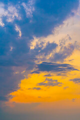 Obraz premium Golden hour sky ablaze with warmth, dark clouds adding drama. A stunning sunset scene, perfect for emotive and atmospheric visuals