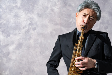 Obraz premium サックスを演奏する男性