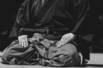 日本刀を携えた人物