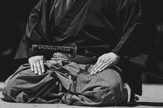 日本刀を携えた人物