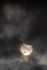 Eclipse solaire derrière les nuages