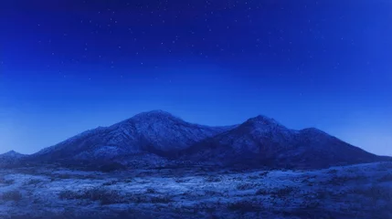 Fototapete Rund A tranquil nighttime landscape depicts mountains beneath a starry sky © embun