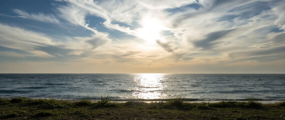 Obraz premium tranquil ocean sunset with golden sky and calm waves