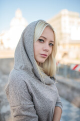 Obraz premium A Stylish Woman Taking Time to Relax in a Beautiful Historic Roman Landscape Setting