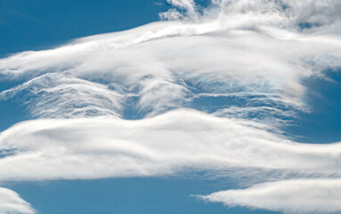Luftige Schleierwolken am blauen Himmel