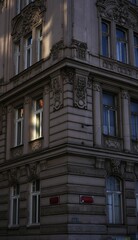 Obraz premium Historic building corner. Ornate architecture. Decorative windows. Urban scene.