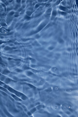 Obraz premium Tranquil Surface of Water with Gentle Ripples and Bubbles
