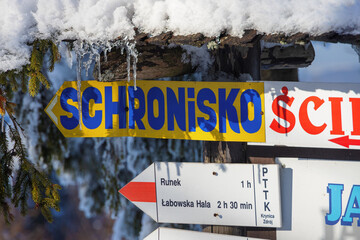 Drogowskazy w Beskidzie Sądeckim zimą. © Jacek