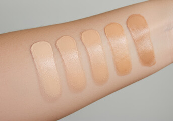 腕に塗られたファンデーションの色比較画像