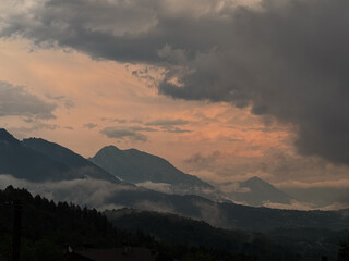 Obraz premium Mountain Glow: Sunset and View Cloudy Peaks