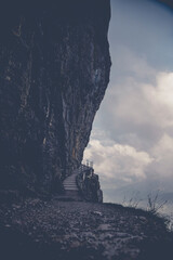 Pfad unterhalb einer Felswand nahe dem Berggasthaus Äscher in der Schweiz