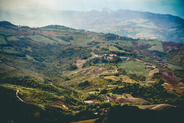 Hügeliges und karges Hinterland zwischen San Marino und Rimini, Italien