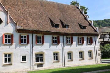 Blick auf Kloster Blaubeuren im Zentrum der Stadt Blaubeuren in Baden-Württemberg	