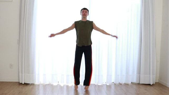 homem faz exercicios fisicos em casa 