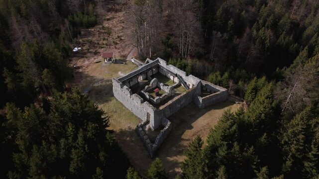 Das Fort Claudia, Hochschanz in der Gemeinde Reutte entstand im 17. Jahrhundert als Teil des Sperrfestungssystems um die Burg Ehrenberg im Tiroler Ausserfern, Oesterreich Luftaufnahme. 