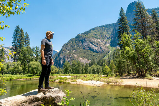 chico de senderismo viendo el paisaje de naturaleza en yosemite national park en california