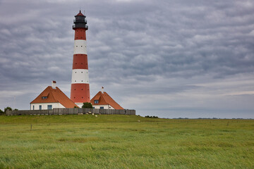 Leuchtturm an der Nordseeküste bei bewölktem 