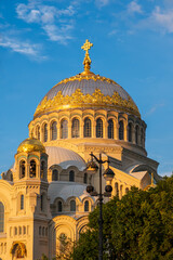 Obraz premium Kronstadt, Russia - 07.27.24. Majestic Naval Cathedral Exterior in Evening Sunlight