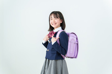 ランドセルを背負った小学生の女の子