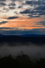 Obraz premium 山本山高原から見る朝日（新潟県）