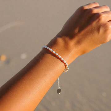 hand on the beach, bracelete de perolas