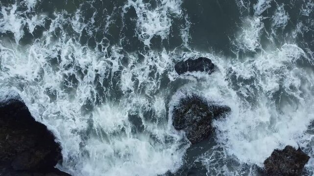 Olas chocando con rocas