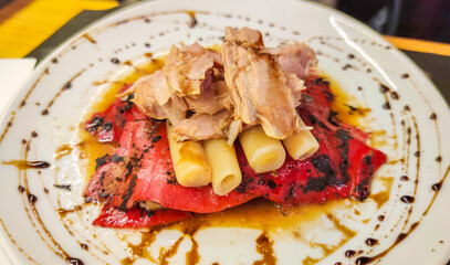 Salad of roasted red peppers with white asparagus and tuna fish