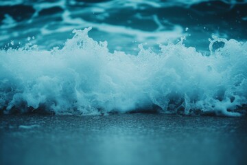 Obraz premium Closeup of ocean waves crashing with turquoise color and white foam