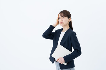 悩むビジネスウーマン