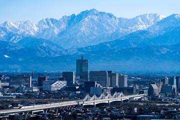 呉羽山から望む富山市街地と北陸新幹線、立山連峰