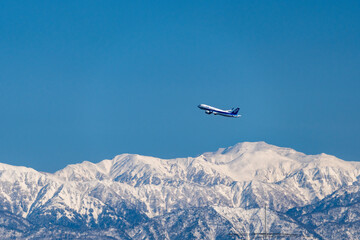 立山連峰と飛行機