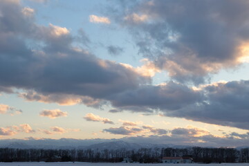 Obraz premium 暮れ時に眺めた、ある3月下旬の夕景 当別町