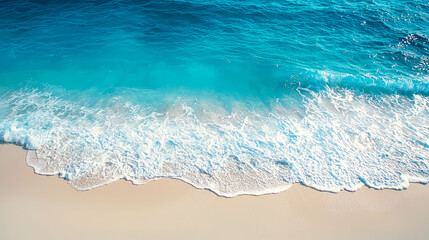 Obraz premium Ocean Waves Crashing on a Sandy Beach: A Tropical Paradise